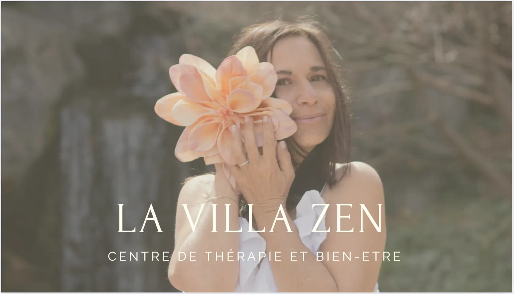 Valérie Duvernet tenant une grande fleur rose devant son visage